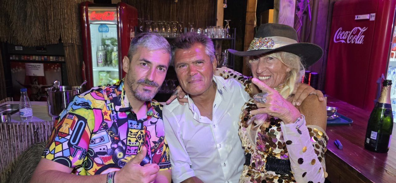Tres personas posando en la Terraza Malumba durante el homenaje a Ángela Show.