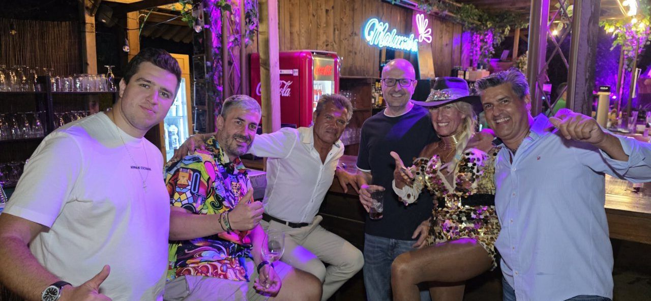 Grupo de personas disfrutando en la Terraza Malumba durante el homenaje a Ángela Show.