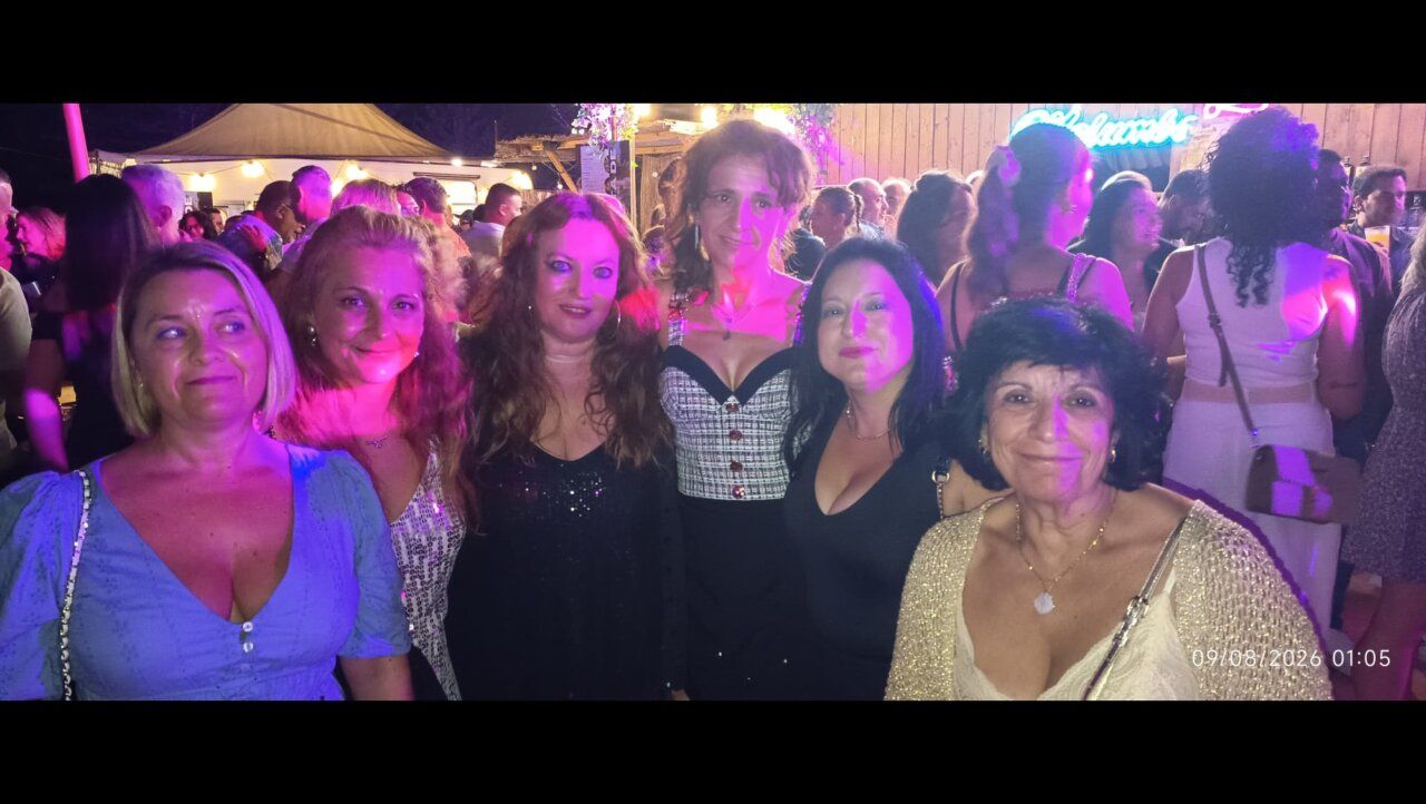 Grupo de personas disfrutando en el homenaje a Ángela Show en Ponferrada