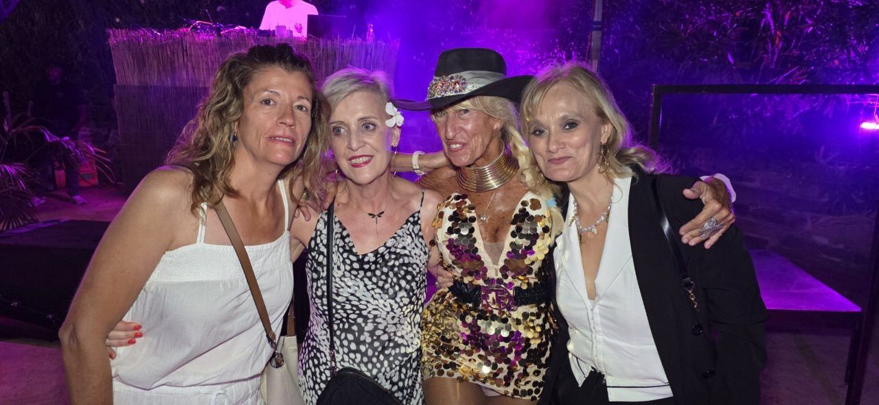 Cuatro mujeres posando en un evento homenaje a Ángela Show