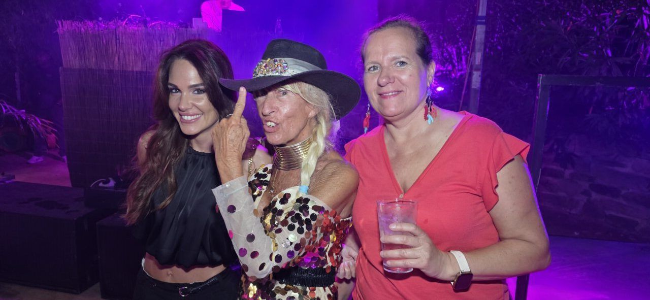 Tres personas posando en un evento de homenaje a Ángela Show