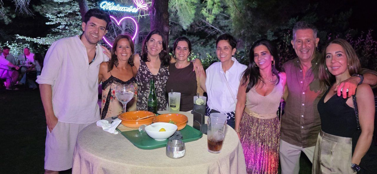 Grupo de personas disfrutando en la Terraza Malumba durante el homenaje a Ángela Show