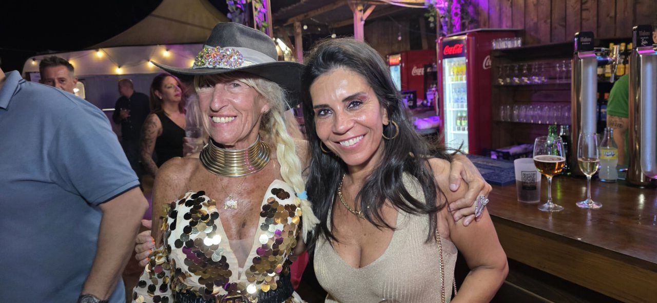 Dos mujeres sonrientes en la Terraza Malumba durante el homenaje a Ángela Show