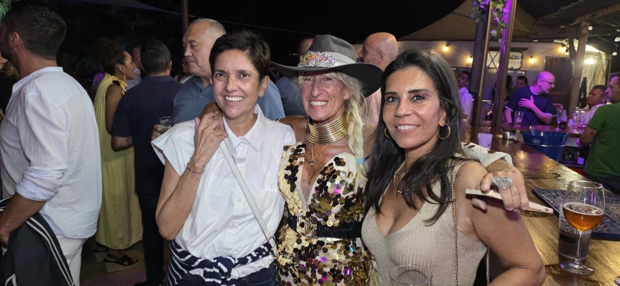 Tres mujeres sonrientes en la Terraza Malumba durante el homenaje a Ángela Show