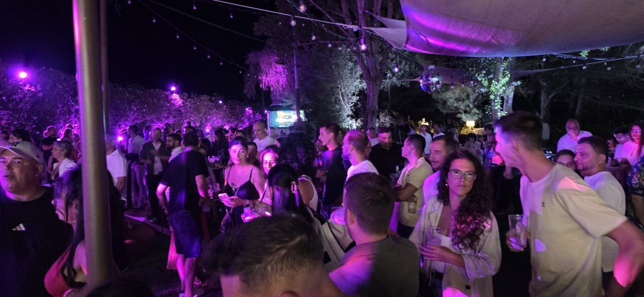 Multitud disfrutando en la Terraza Malumba durante el homenaje a Ángela Show
