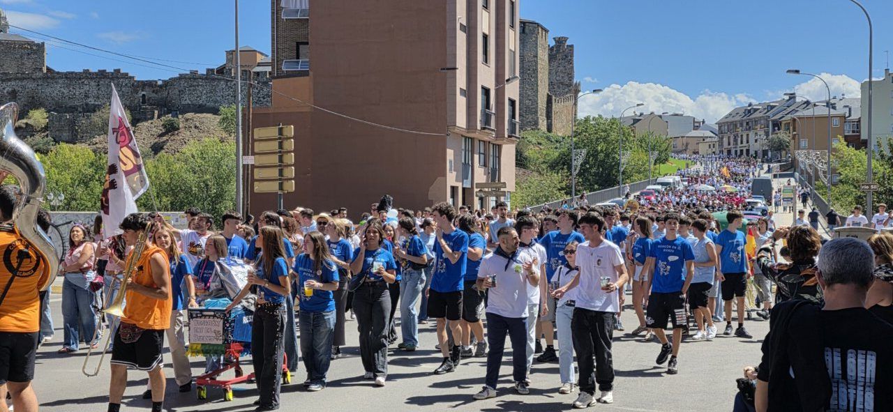 Multitud de personas en la III Concentración de Peñas en Ponferrada