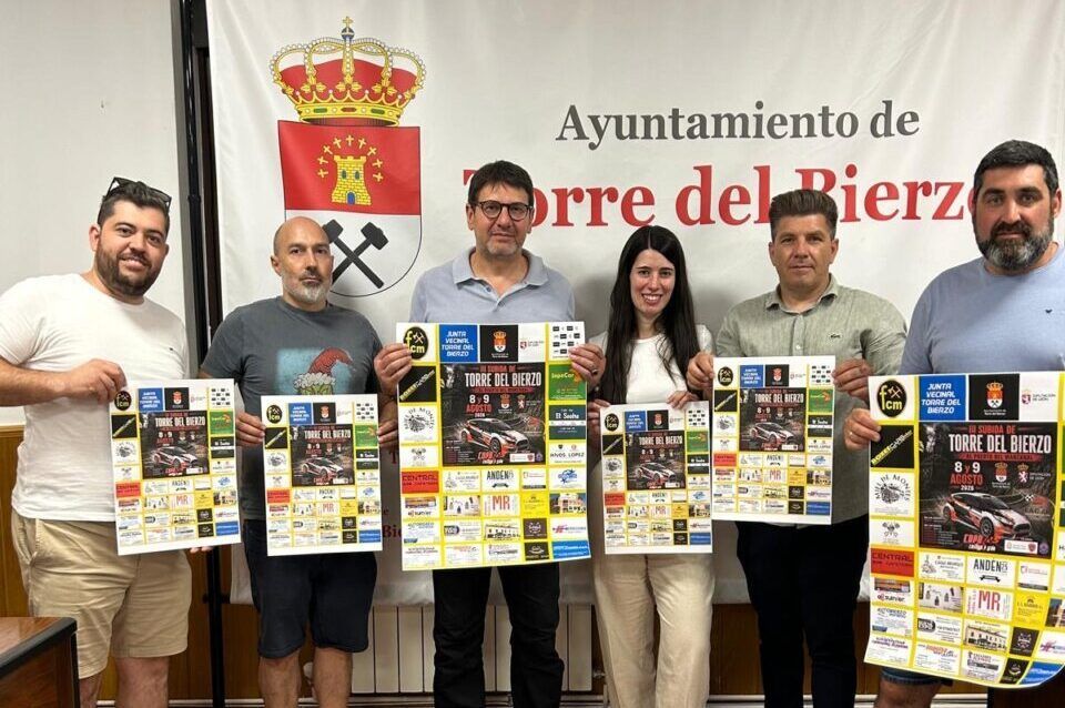 Grupo de personas sosteniendo carteles del evento III Subida de Torre del Bierzo