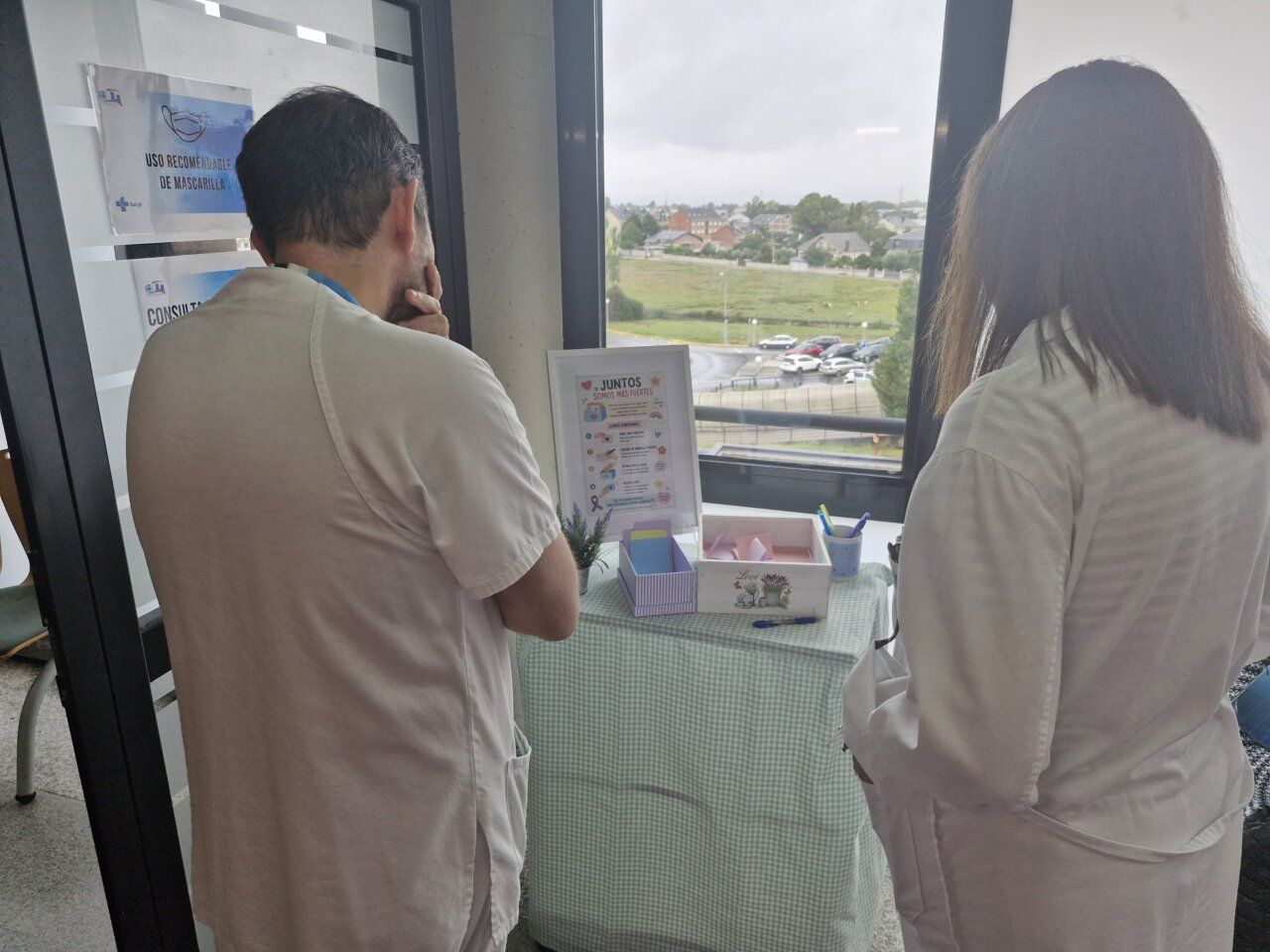 Dos trabajadores de la Gasbi participando en la iniciativa de humanización.