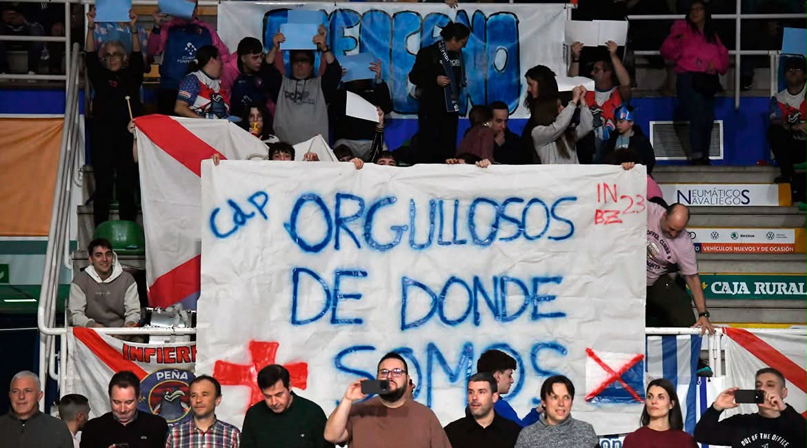 Aficionados sosteniendo pancarta en el evento de entrenamientos