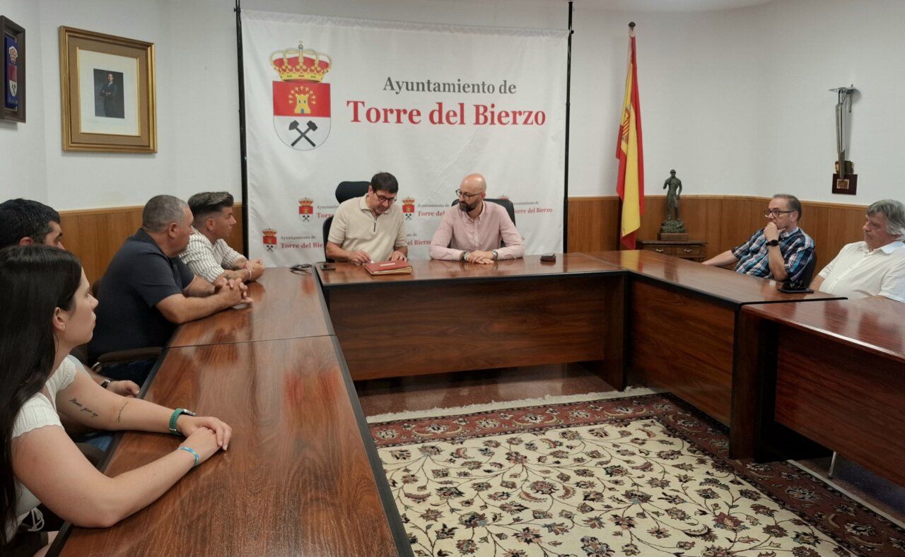 Reunión en el Ayuntamiento de Torre del Bierzo sobre la inversión en el colegio público