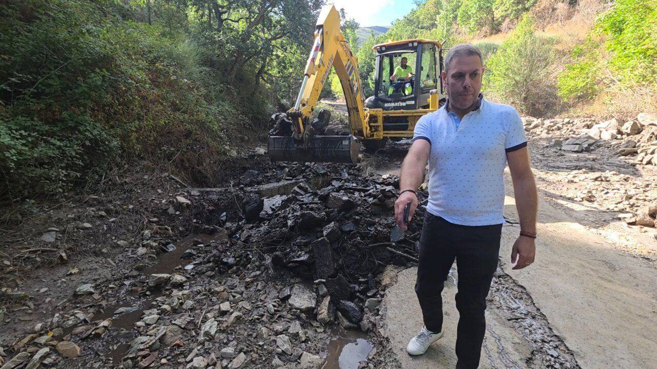 Iván Alonso supervisando trabajos de reparación de carretera en Carracedo