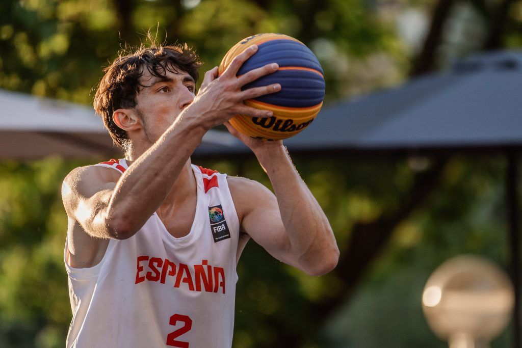 Jordi Boix lanzando un balón de baloncesto en los Juegos Mediterráneos