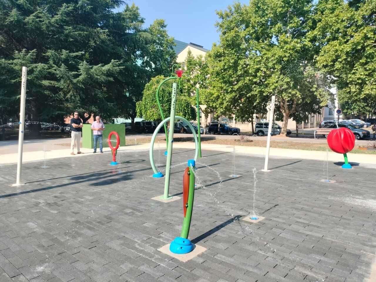 Zona de juegos acuáticos con diversas estructuras de agua en un parque