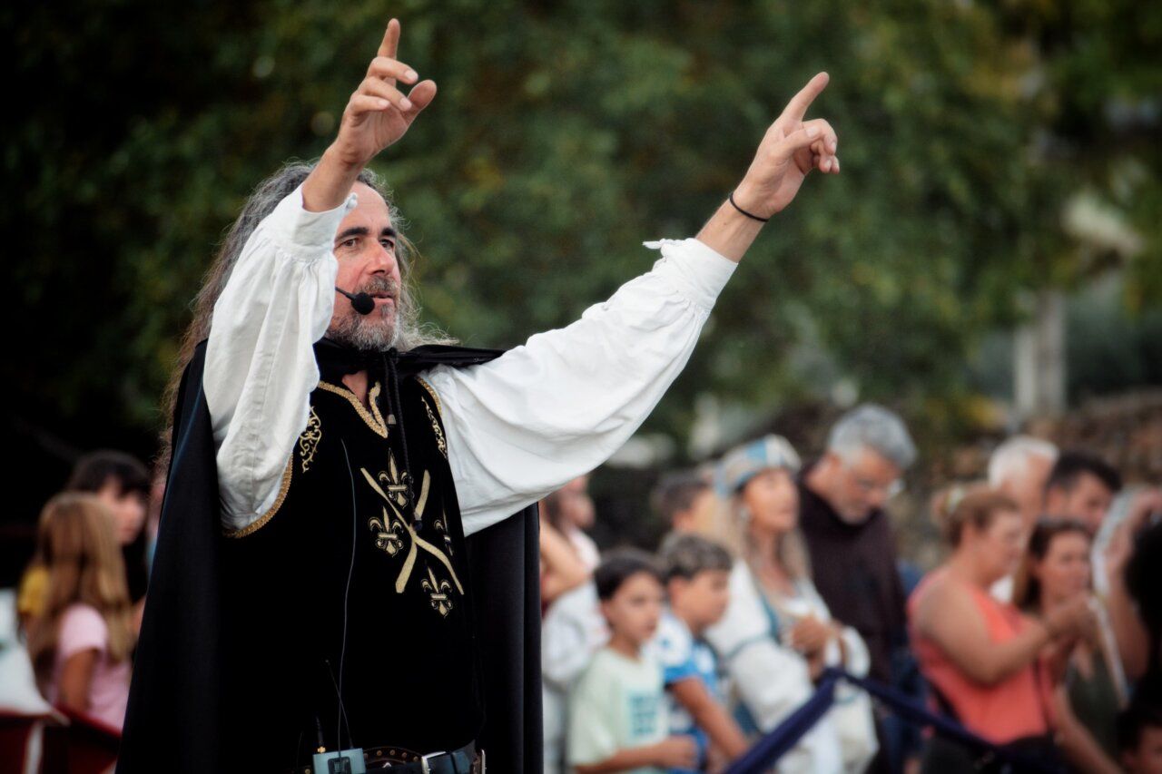 Hombre con vestimenta medieval dirigiendo un evento en Carracedelo