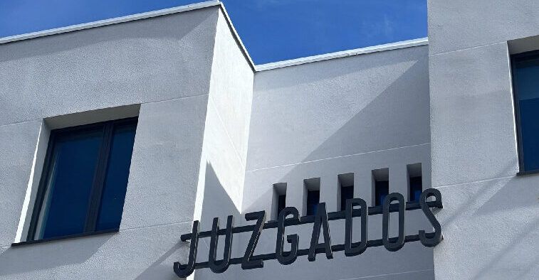 Fachada del Juzgado de Ponferrada con cielo azul
