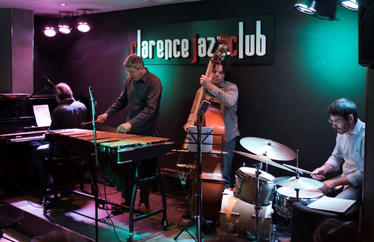 Arturo Serra y su quinteto tocando jazz en un club