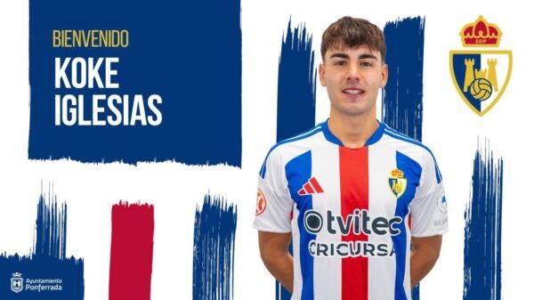 Koke Iglesias posando con la camiseta de la SD Ponferradina