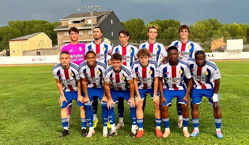 Equipo de fútbol La Deportiva posando en un amistoso contra Oviedo Vetusta