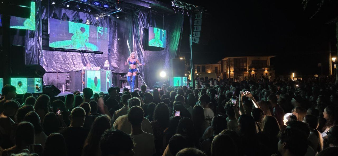 Leticia Sabater actuando en un festival con un público entusiasta