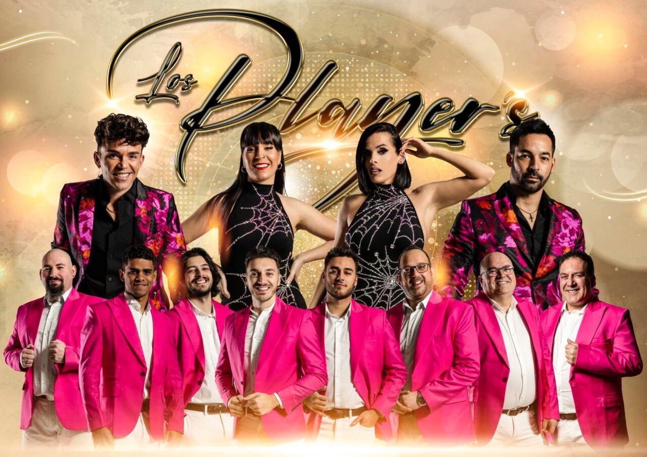 Fotografía de la banda Los Playeros en un evento musical