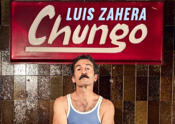 Luis Zahera posando frente a un cartel de Chungo