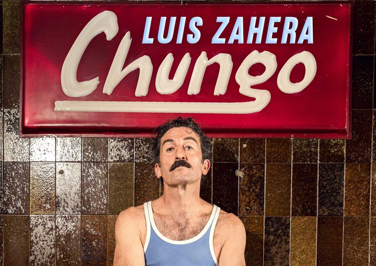 Luis Zahera posando frente a un cartel de Chungo