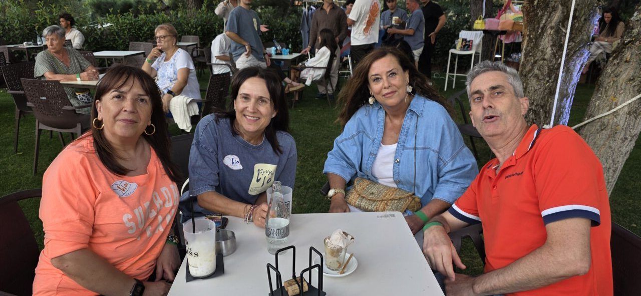 Grupo de personas disfrutando en la terraza Malumba durante el concierto de Pavlenha.