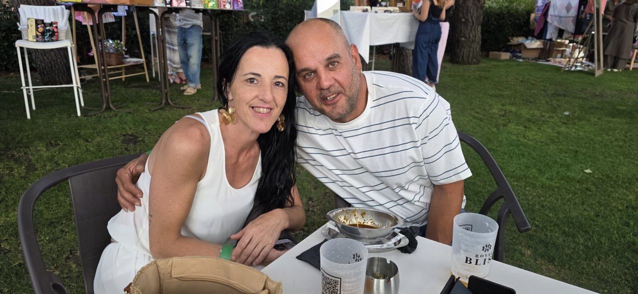 Pareja disfrutando de un evento en la terraza Malumba de Ponferrada