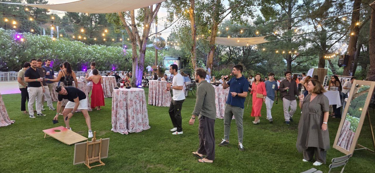 Concierto de Pavlenha en la terraza Malumba con asistentes disfrutando