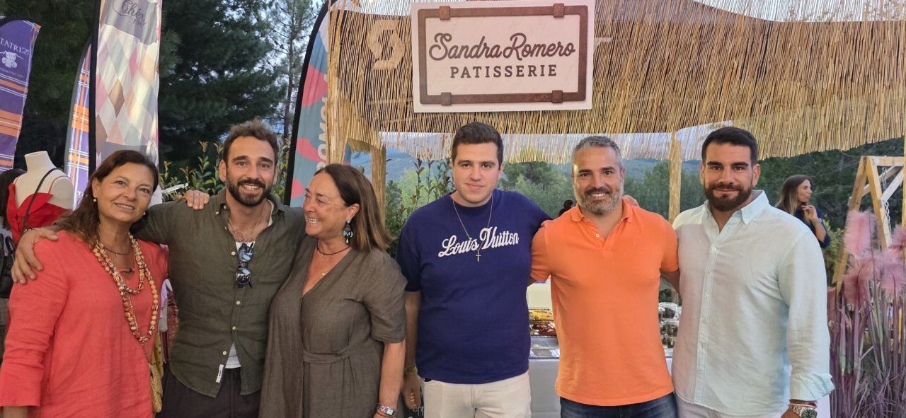 Grupo de personas en la terraza Malumba durante el evento Lío x Pavlenha