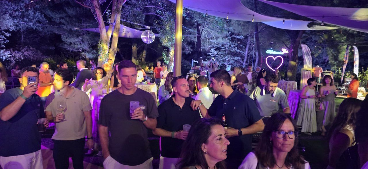 Concierto de Pavlenha en la terraza Malumba con público disfrutando.