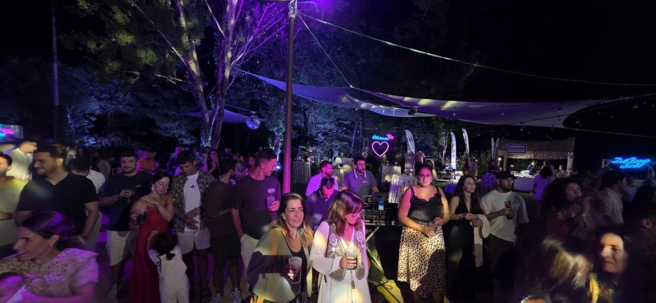 Concierto de Pavlenha en la terraza Malumba con público disfrutando.