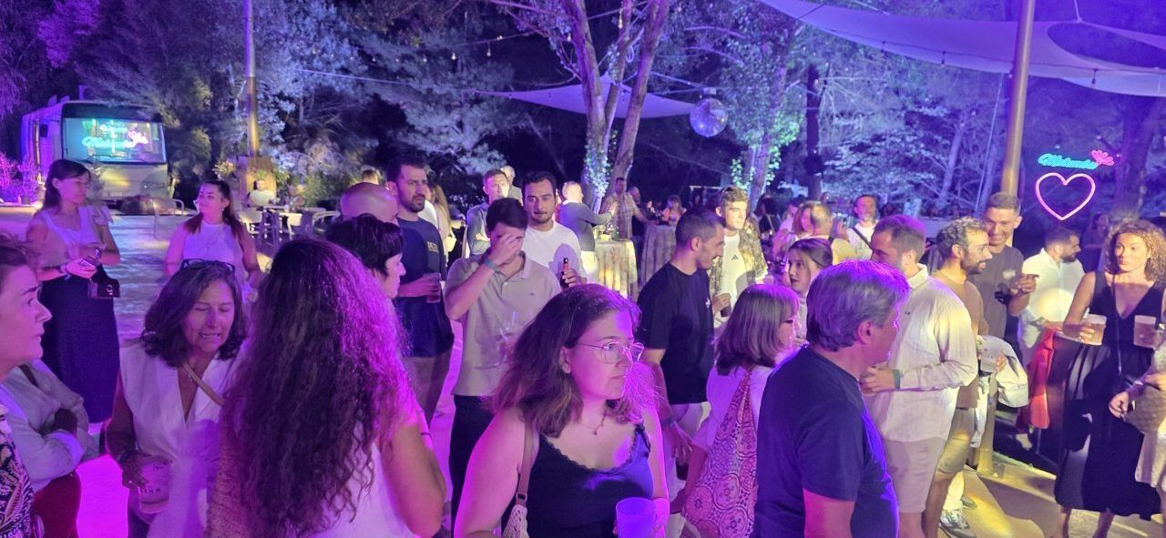 Concierto de Pavlenha en la terraza Malumba con público disfrutando