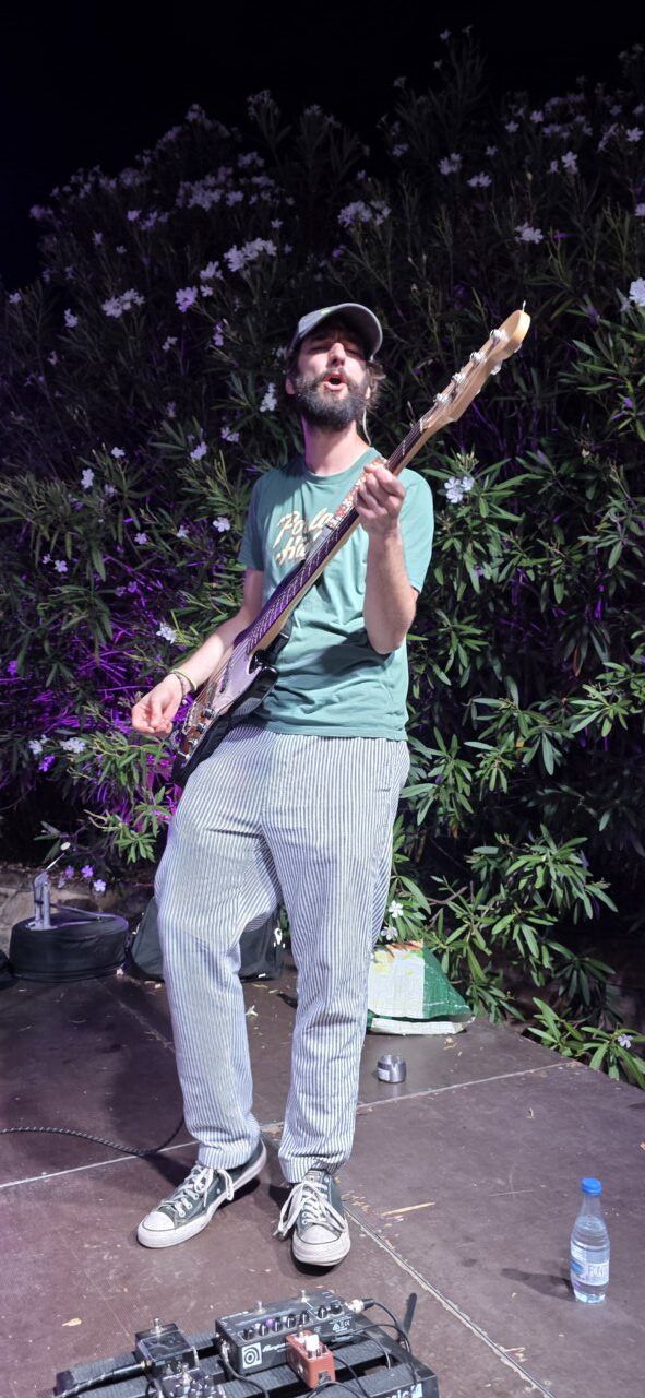 Músico tocando la guitarra en el concierto de Pavlenha en Malumba