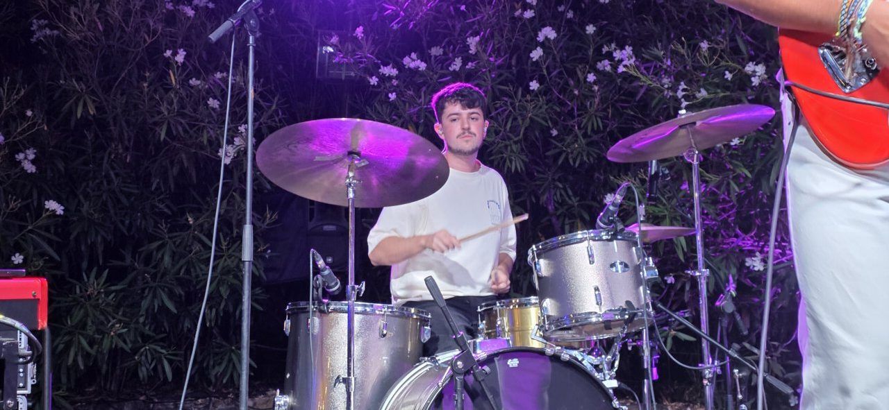 Músico tocando la batería en el concierto de Pavlenha en Malumba