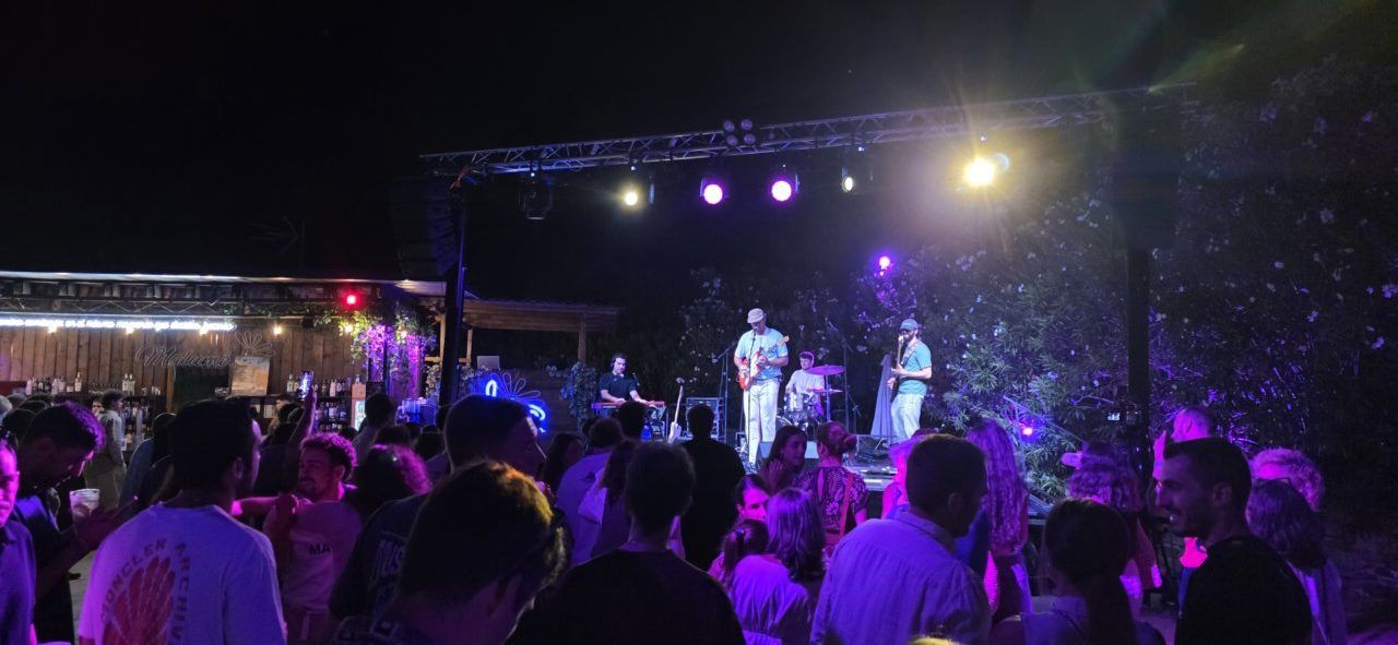 Concierto de Pavlenha en la terraza Malumba con público disfrutando