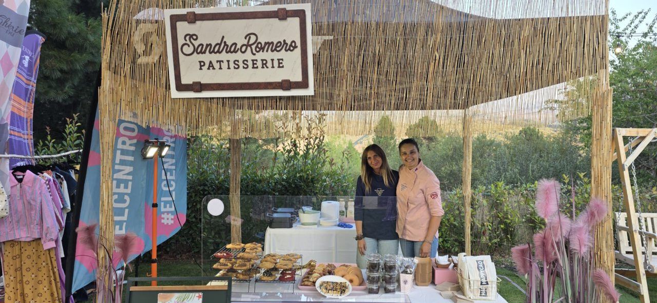 Stand de Sandra Romero Patisserie en evento de Malumba con productos artesanales.
