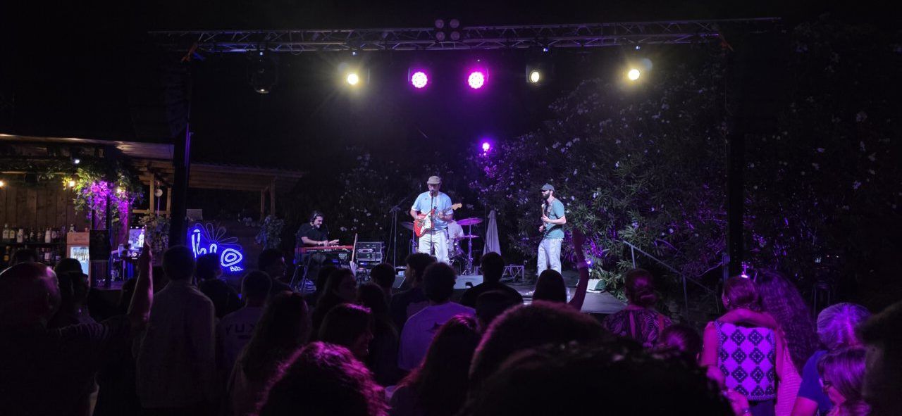 Concierto de Pavlenha en la terraza Malumba de Ponferrada con público disfrutando.