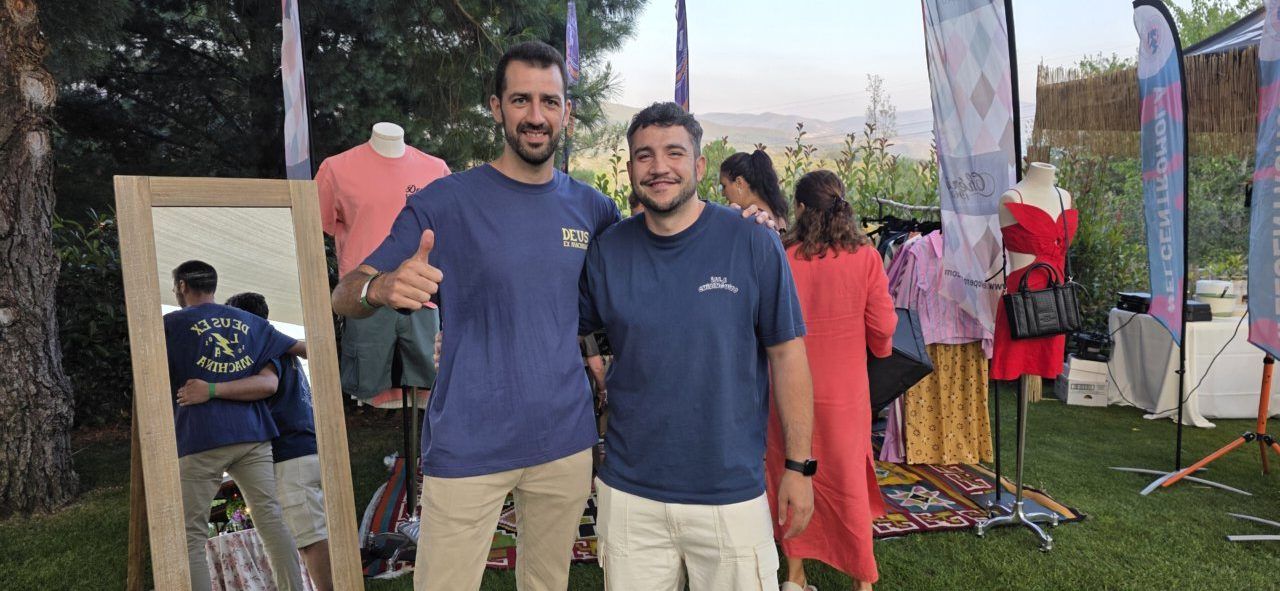 Dos hombres sonrientes en un evento de moda y música en Malumba