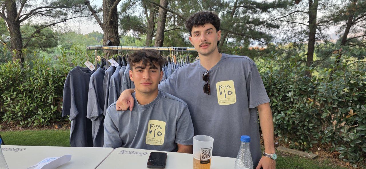 Dos jóvenes en un evento de música en la terraza Malumba