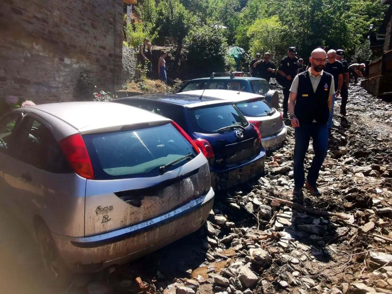 Vehículos afectados por la tromba de agua en Manzanedo de Valdueza.