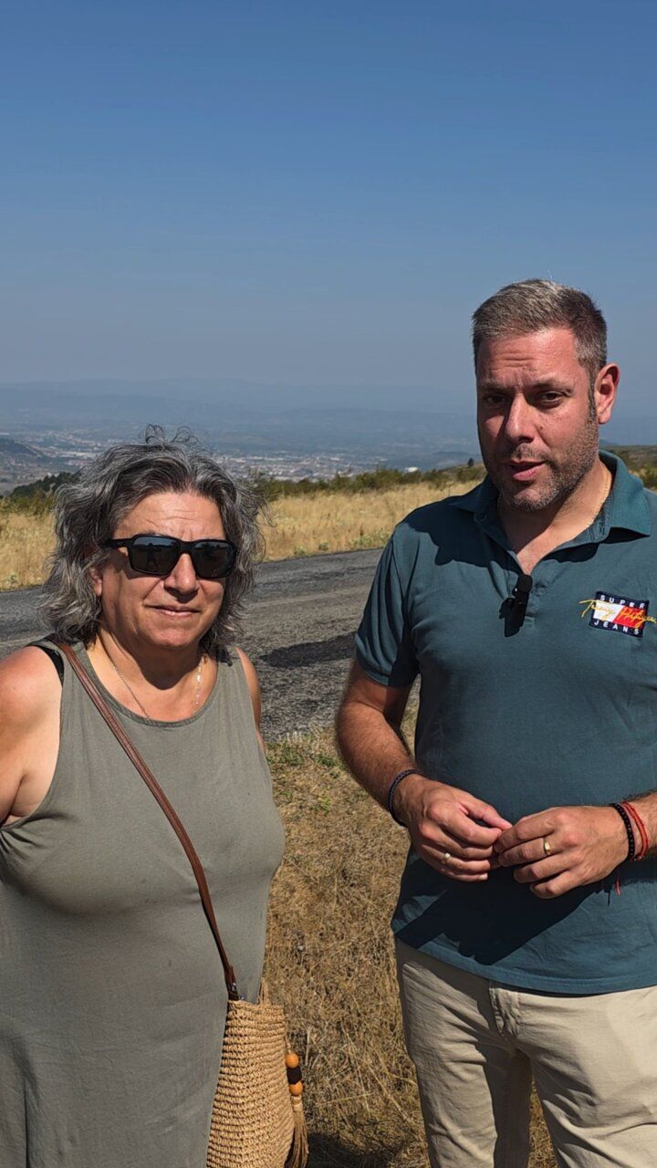 María Begoña Magdalena e Iván Alonso discutiendo sobre la carretera provincial.
