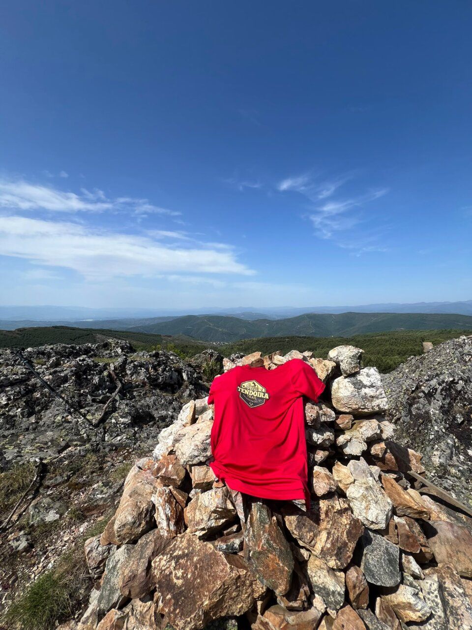 Camino de la Peñatendoira en Matarrosa del Sil con camiseta roja