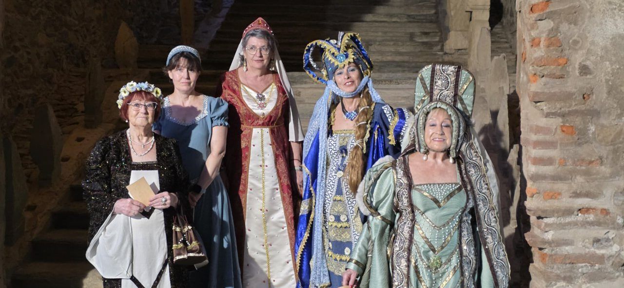 Grupo de mujeres vestidas con trajes medievales en Carracedo del Monasterio