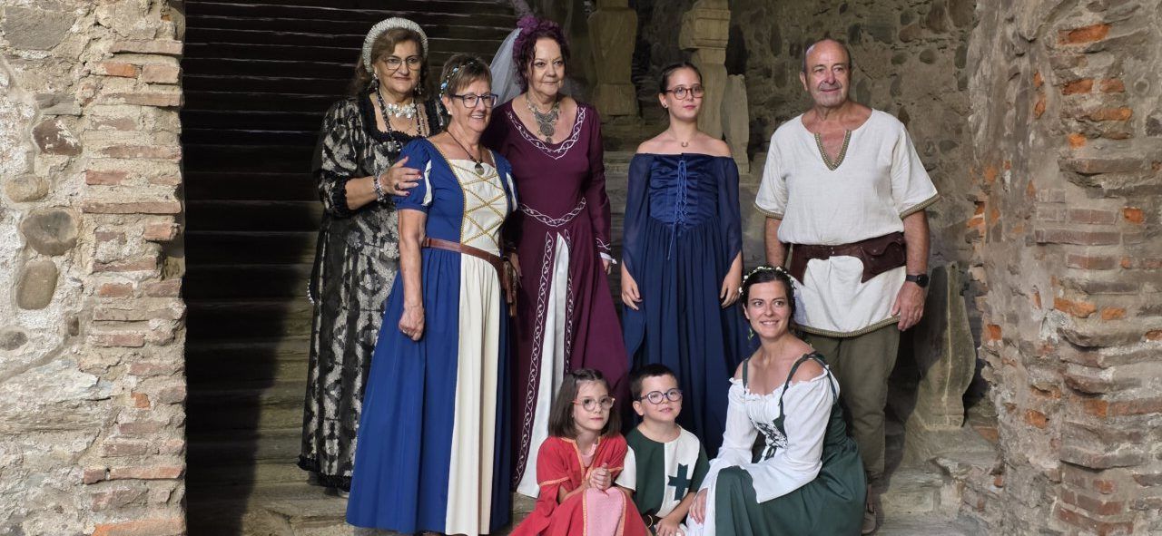 Grupo de personas vestidas con trajes medievales en Carracedo del Monasterio