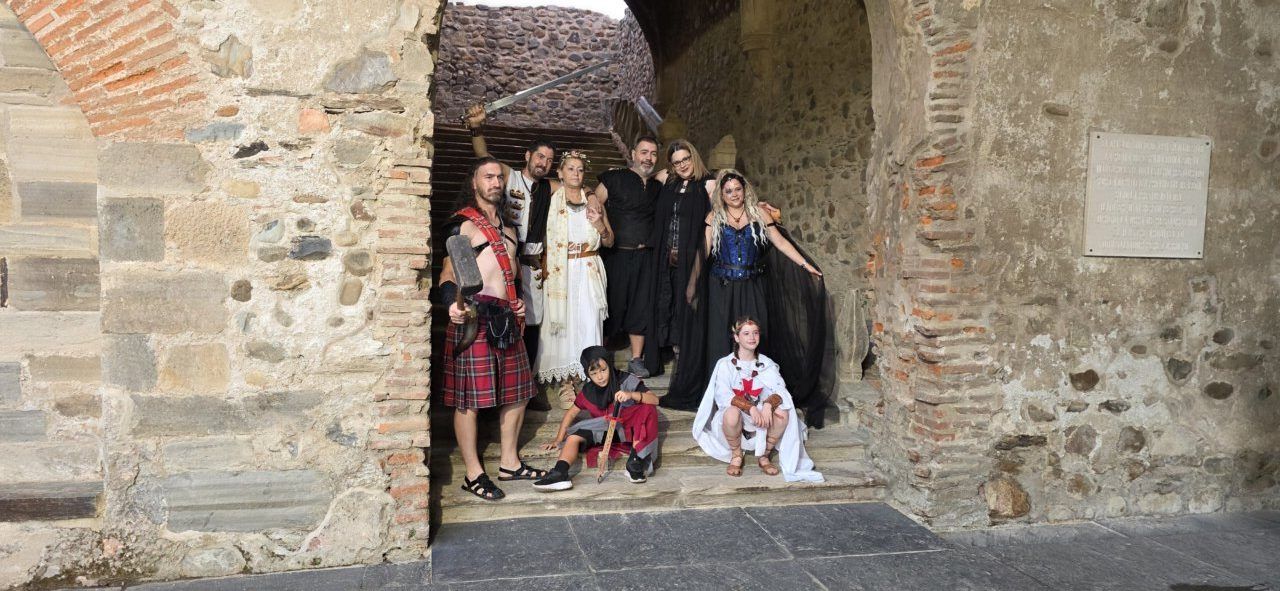 Grupo de personas vestidas con trajes medievales en Carracedo del Monasterio