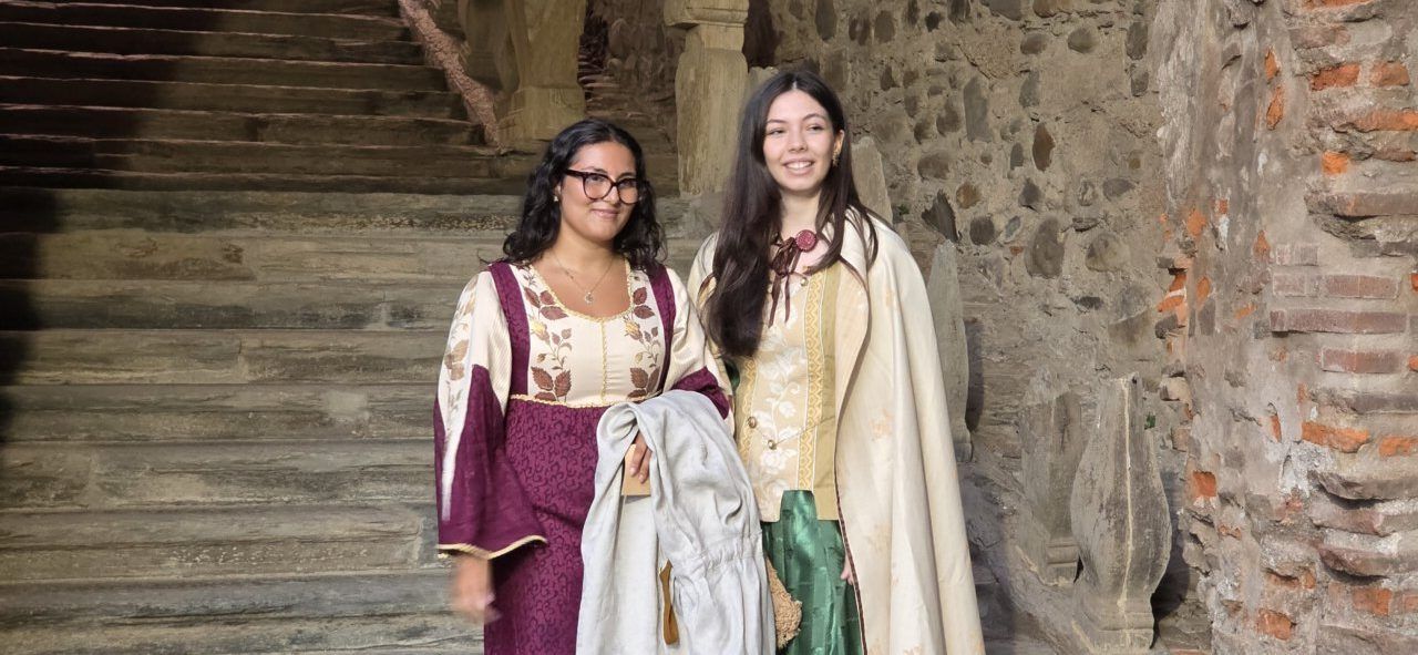 Dos mujeres vestidas con trajes medievales en Carracedo del Monasterio