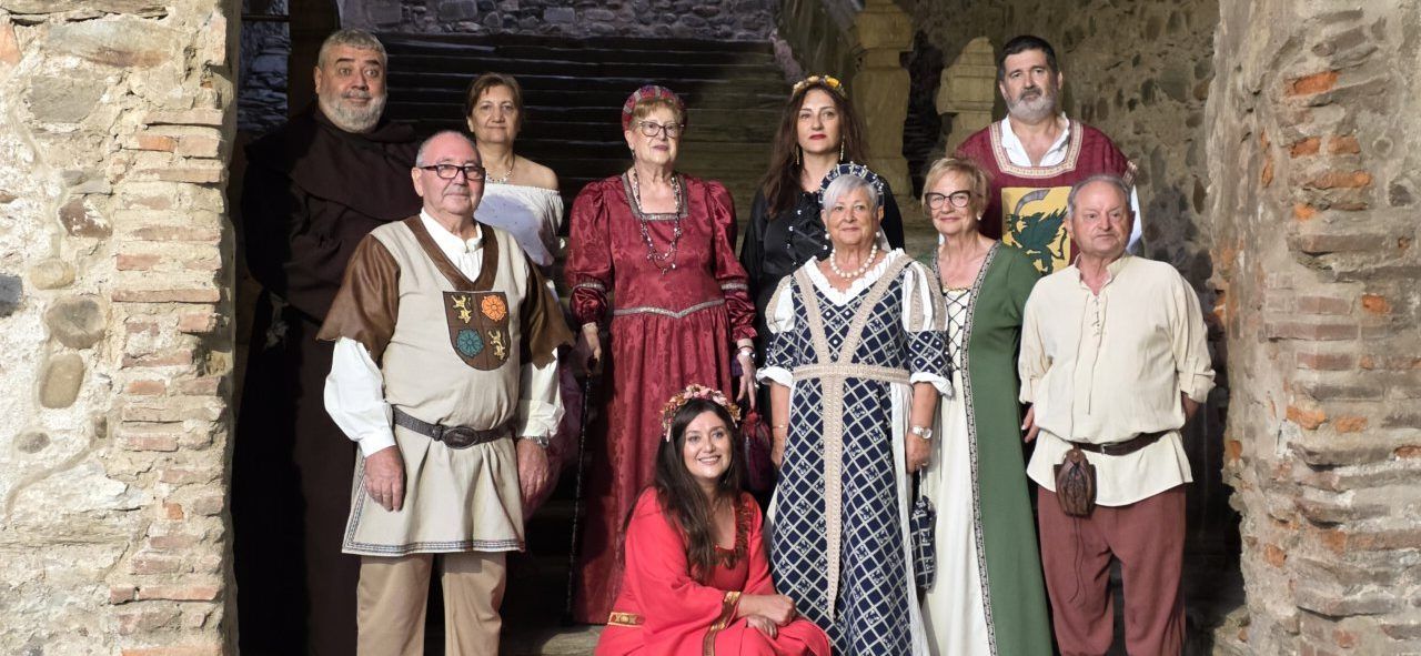 Grupo de personas vestidas con trajes medievales en Carracedo del Monasterio