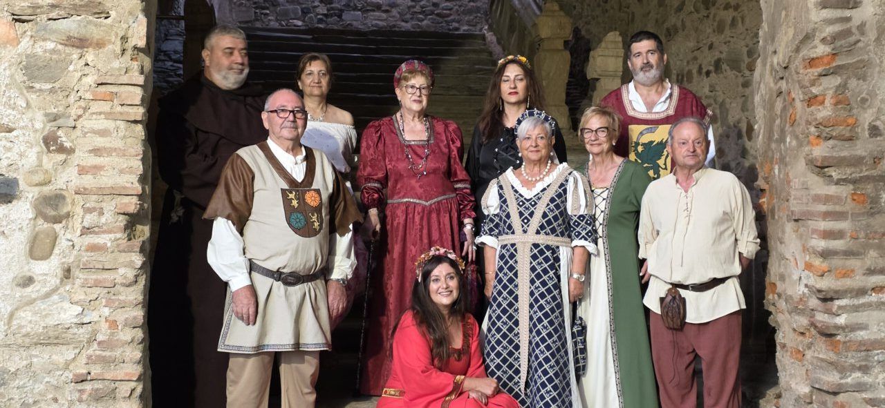 Grupo de personas vestidas con trajes medievales en Carracedo del Monasterio