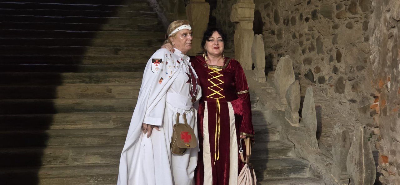 Dos personas vestidas con trajes medievales en un evento en Carracedelo